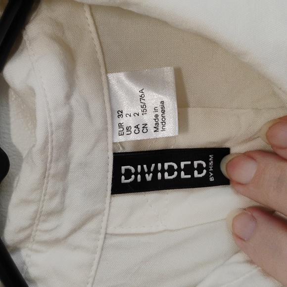 Divided by H&M | Sleeveless button-up dress shirts, 1 black/1 white | women's 2 - Picture 2 of 6
